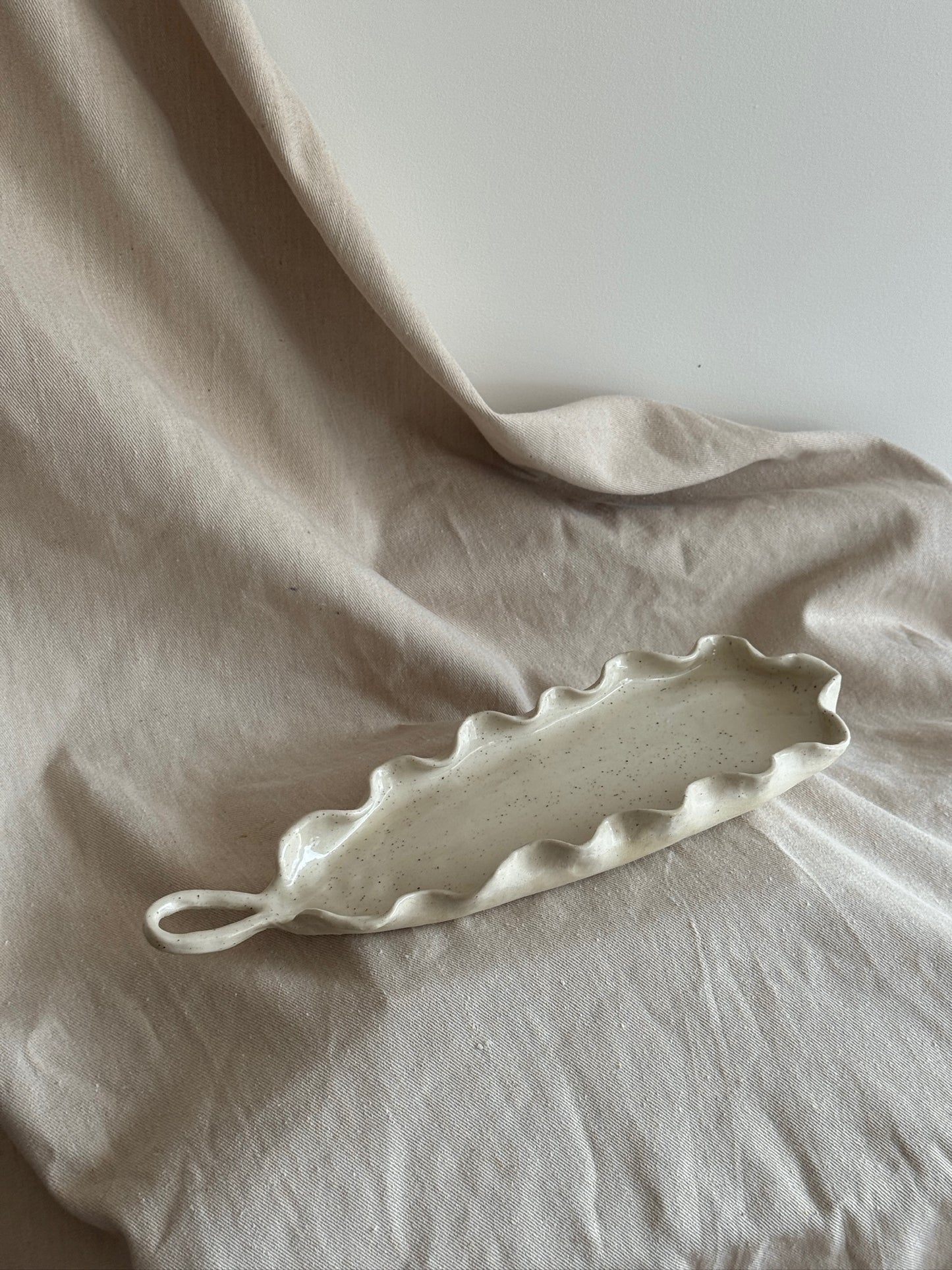 Speckle Ruffle Tray